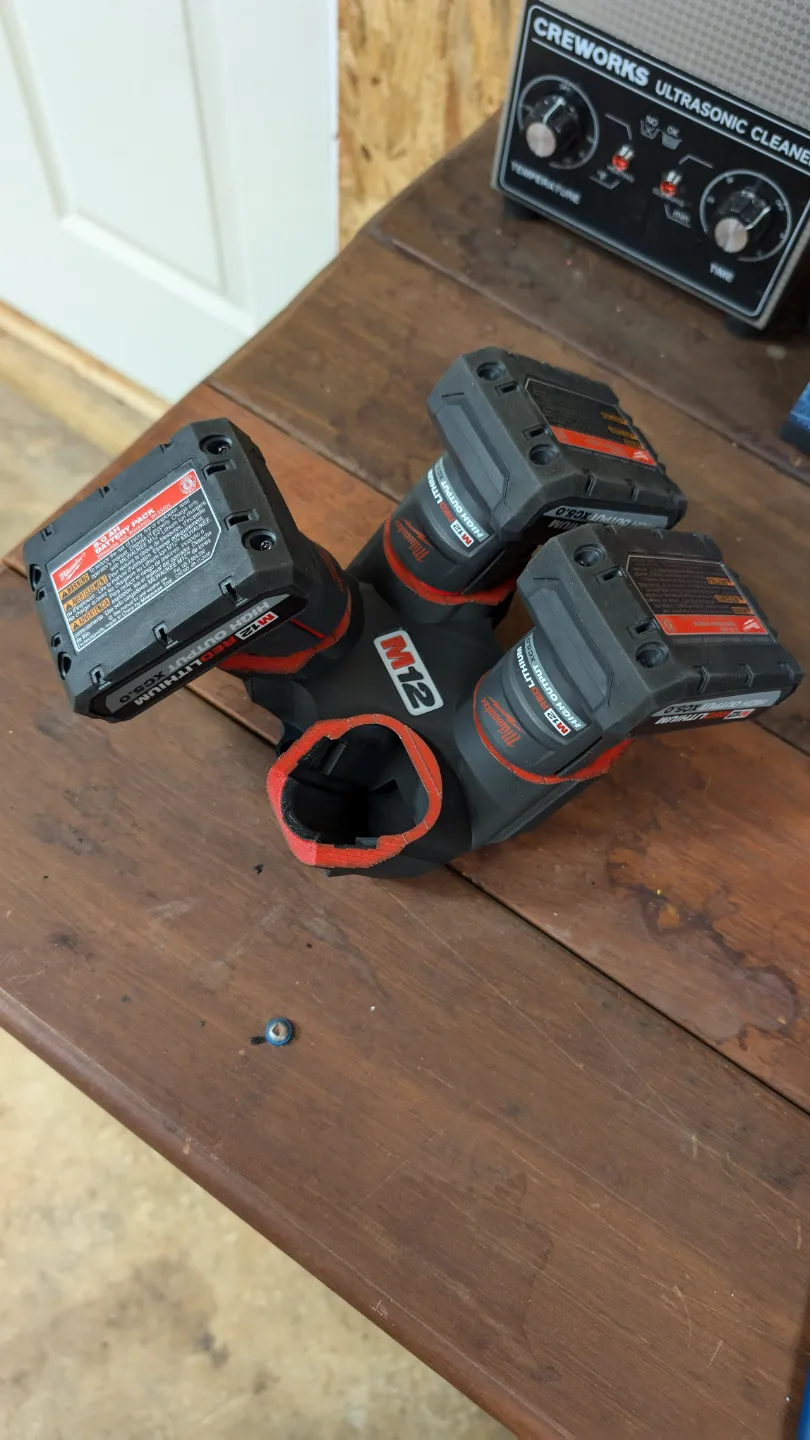 Milwaukee M12 4x battery wall mount foto 2